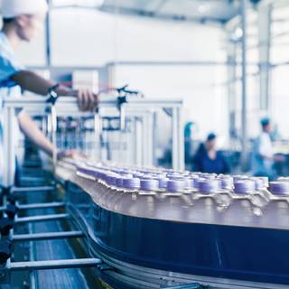 Chaîne de fabrication de bouteilles dans une usine