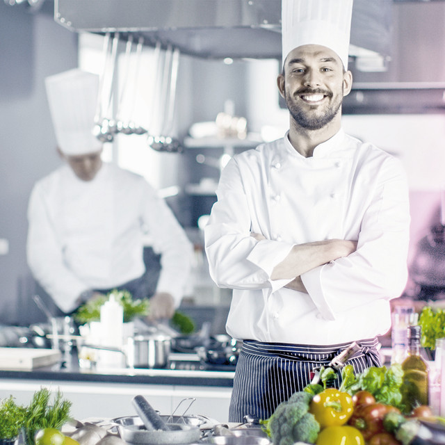 Cuisinier dans sa cuisine